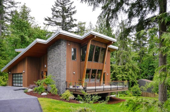 Modelo de casa moderna ubicada en la montaña, con hermosa vista hacia la floresta