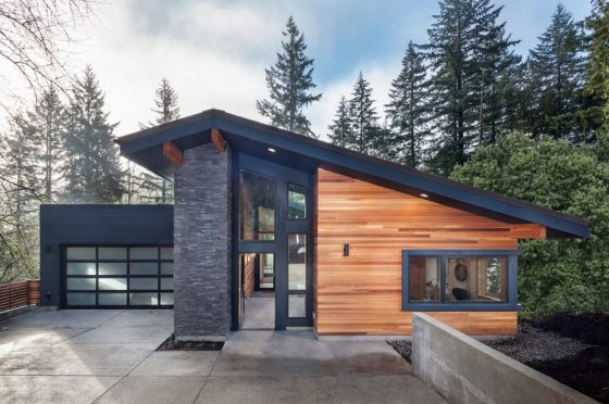 Modelo de casa moderna con techo inclinado y fachada de piedra y madera