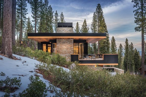 Modern diseño de casa construida en pendiente, techos planos y combinación de piedra y madera