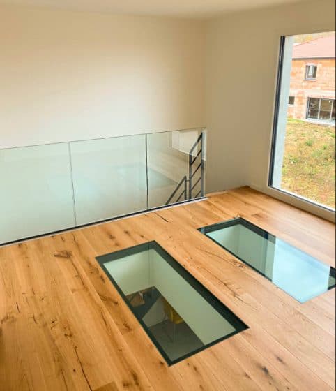 Uso de cristal laminado en techos para dar mayor claridad al interior de la casa