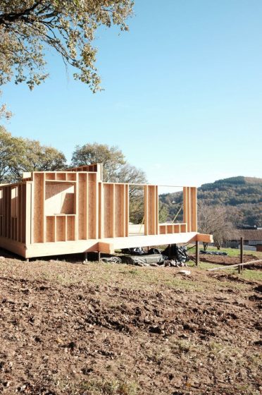 Construcción de pequeña casa de campo de madera 