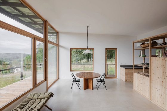 Diseño de interiores moderna de sala comedor de casa de campo