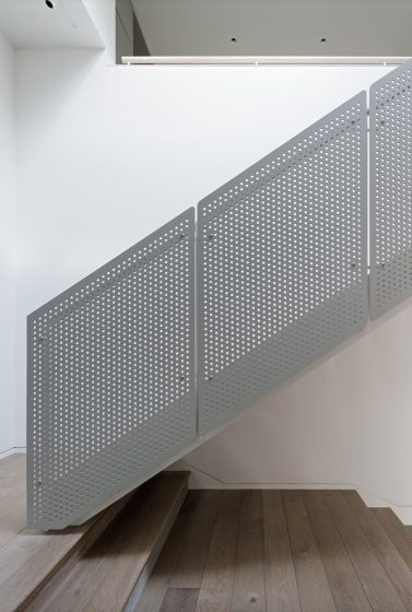 Diseño de escaleras con paneles perforados de mertal