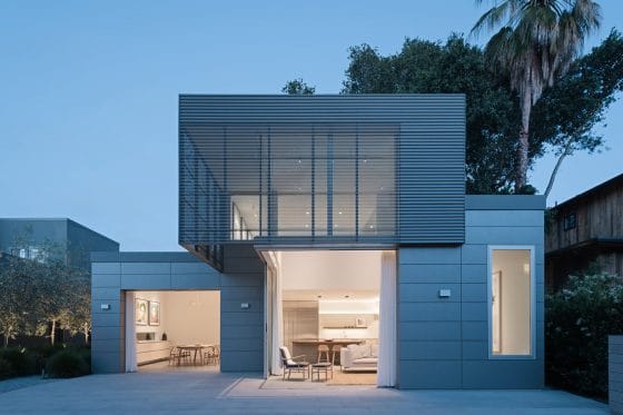 Fachada de casa moderna con paneles metálicos perforados
