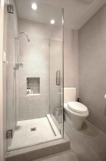 Baño minimalista con pisos de piedra caliza