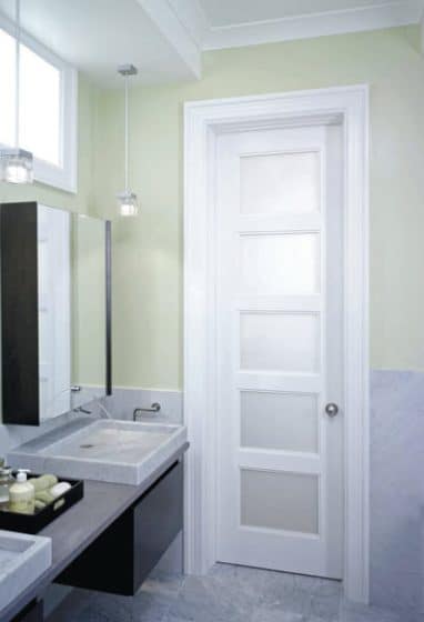 Puerta de baño color blanco con cristal esmerilado