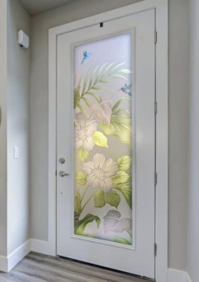 Diseño de puerta con vidrio esmerilado y pintado con hojas y flores 