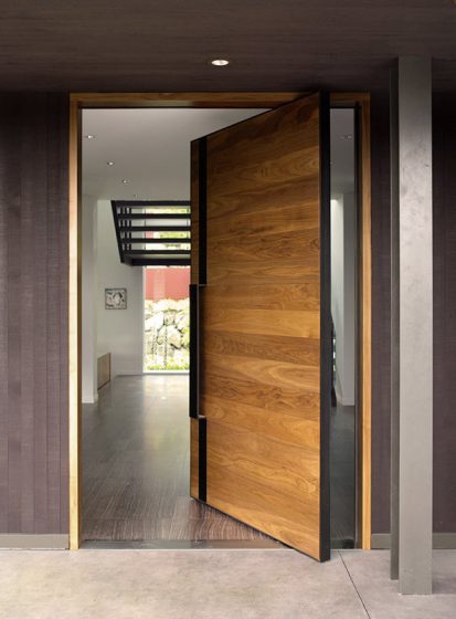 Puerta de madera pivotante para fachadas modernas