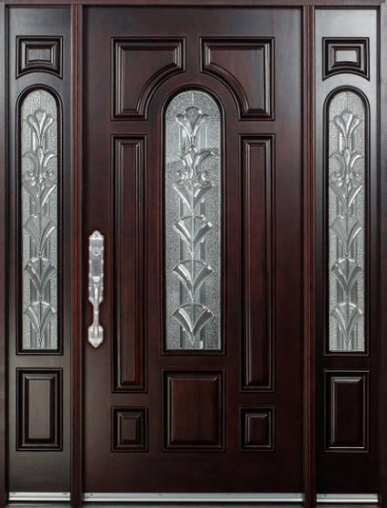 Puerta principal de madera con ventanas a los costados