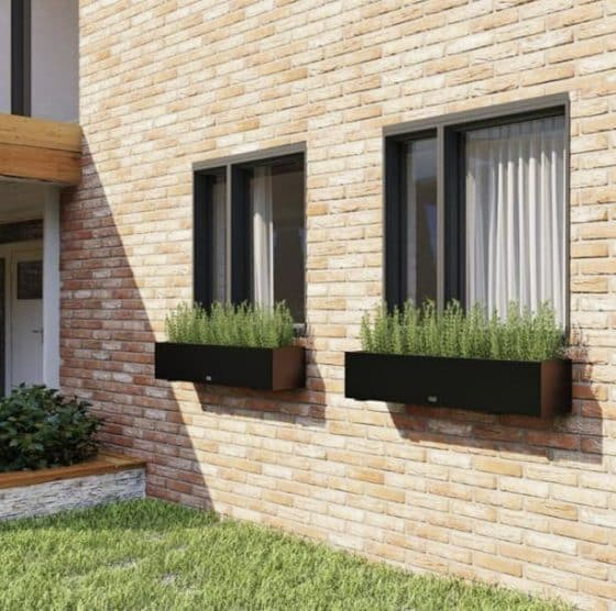 Diseño de jardinera moderna al filo de ventanas
