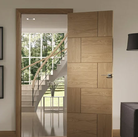 Puerta moderna de madera con apertura batiente 