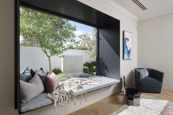 Diseño de ventana tipo cuadro o fija, amplia vista al jardin con vidrio sin travesaños ni montantes