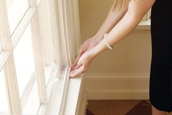 Insertar vidrio laminado en ventana para proteger del ruido y clima