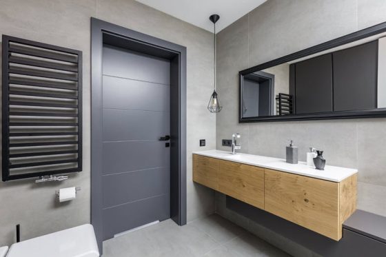 Puerta de cuarto de baño gris, incluye decoración con colores gris claros de azulejos
