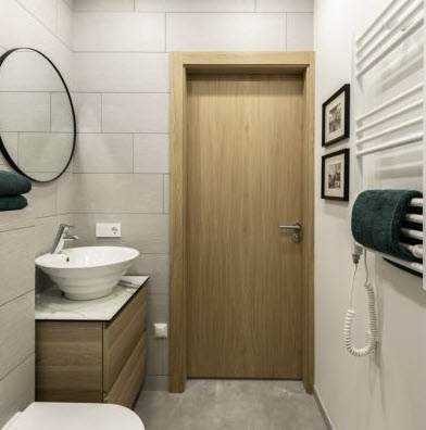 Puerta de baño moderno con colores de madera natural 