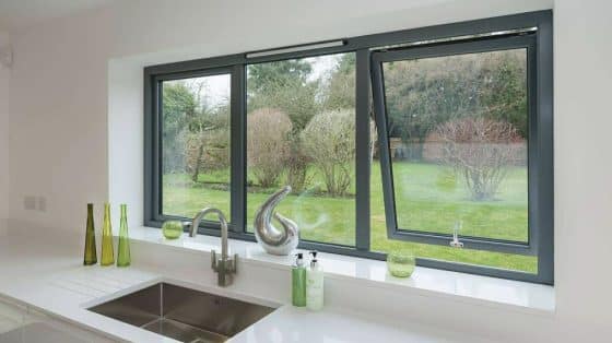 Ventana de cocina batiente con apertura hacia arriba con ángulo de 45 grados 