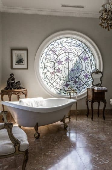Diseño de ventana circular para baño con tina, vidriera estilo vintage
