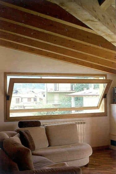 Diseño de ventana pivotante de madera