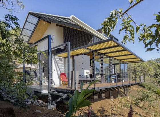 Diseño de casa en la montaña con revestimiento de paneles ondulados galvanizados