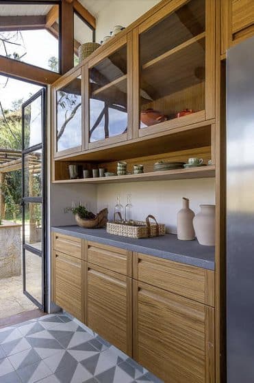 Mueble de cocina de acabado natural con encimera gris 