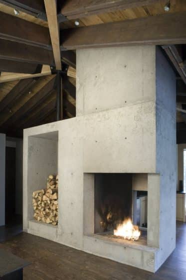 Chimenea de concreto ubicada al centro de cabaña