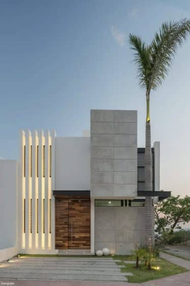 Casa con fachada que combina minimalismo y modernismo