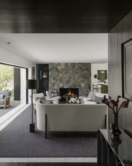 Diseño de sala con chimenea de piedra estilo moderno